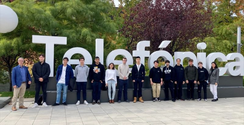 马德里欧洲大学的学生访问参观西班牙电信公司“La Cabina”的多个转型项目
