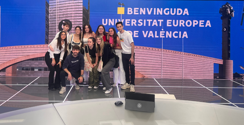 欧洲大学瓦伦西亚校区的学生参观独立电视台À Punt，了解未来的职业机会